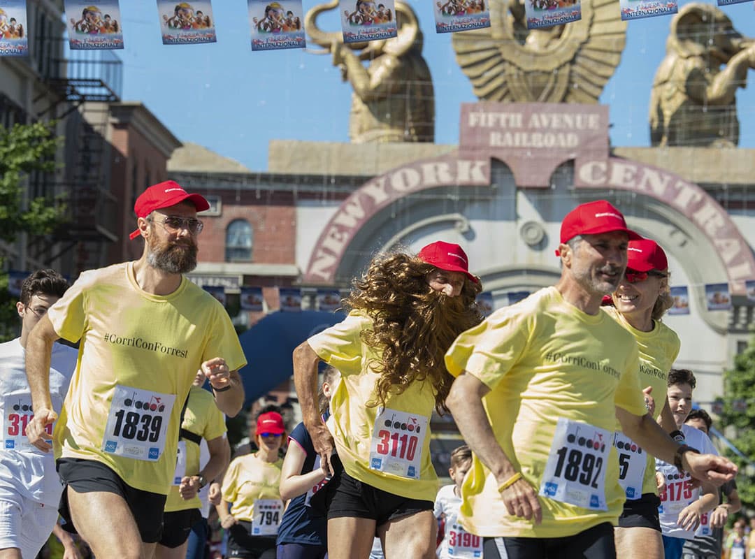 Runner che corrono durante evento Corri con Forrest