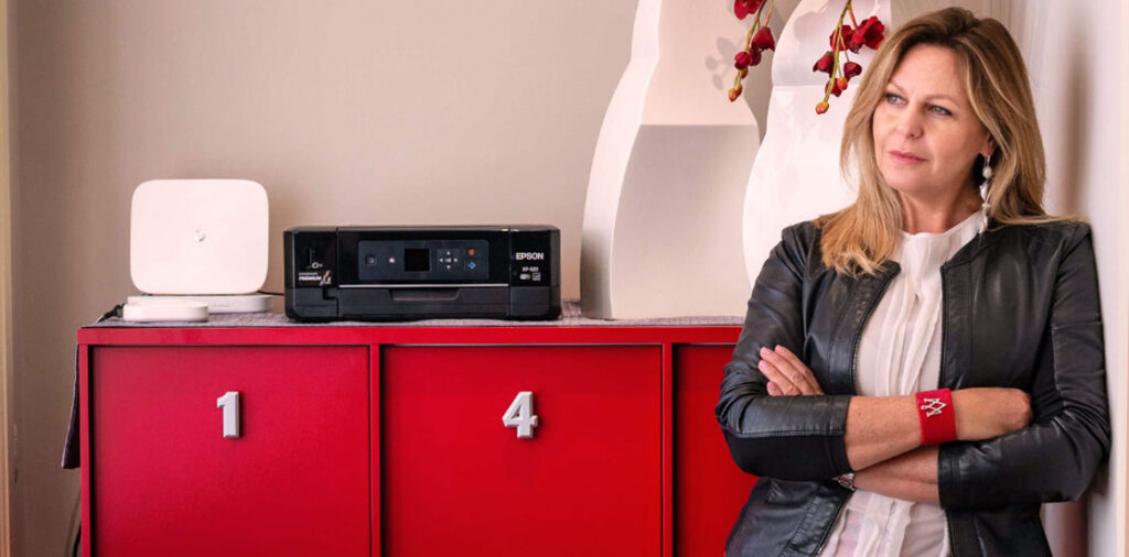 Alessandra Margaritelli con libreria rossa